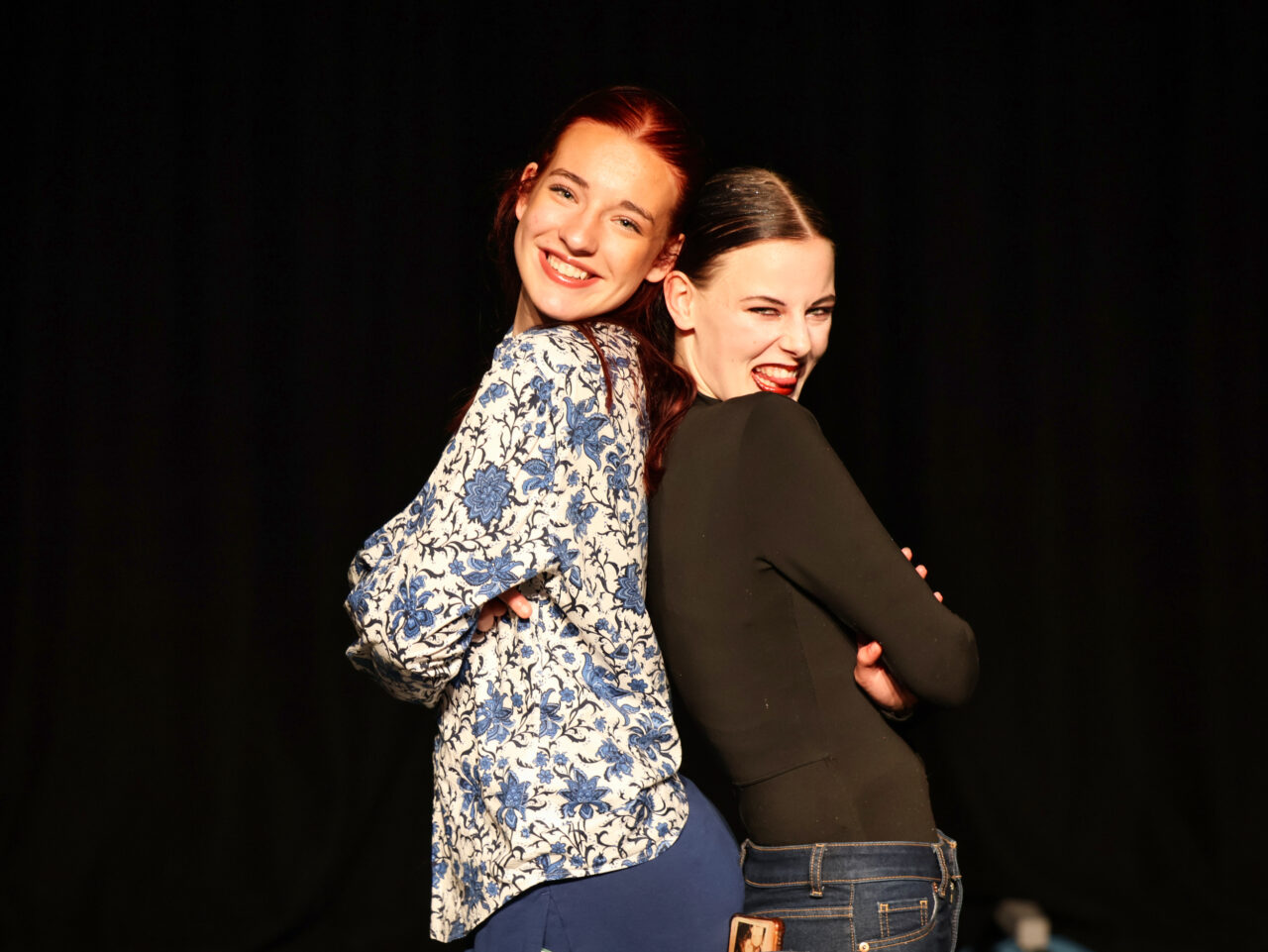 Jonge acteurs van CLUB BEKSTEEG poseren voor de camera.